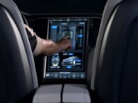 Безопасны ли автомобильные сенсорные экраны во время вождения?